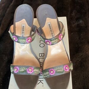 MANOLO BLAHNIK GREY SATIN HEELS eu 40, us 9, 9.5 stunning embroidery